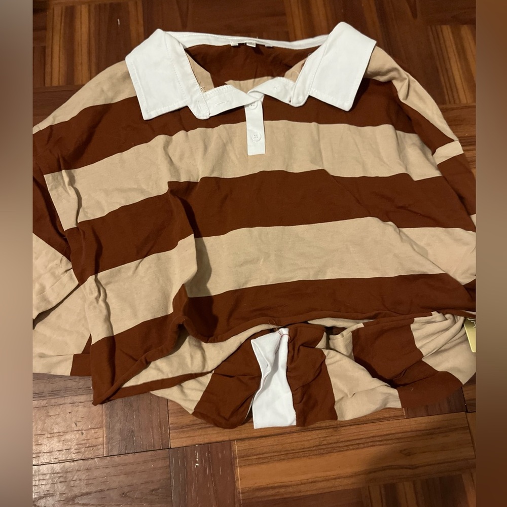beige and brown collar top